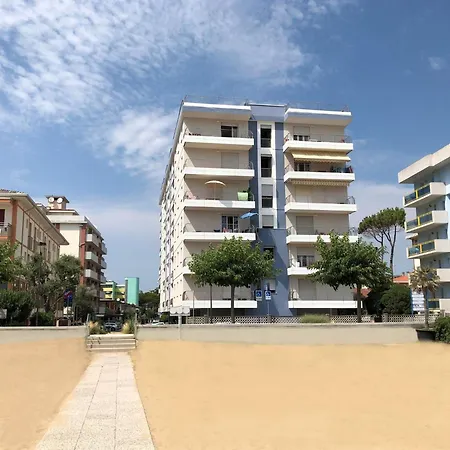 公寓 In Seafront With Terrace