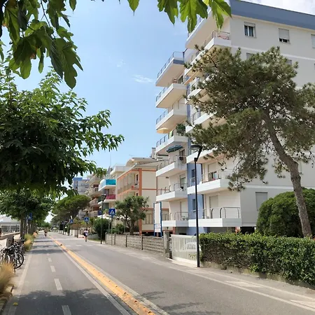 公寓 In Seafront With Terrace